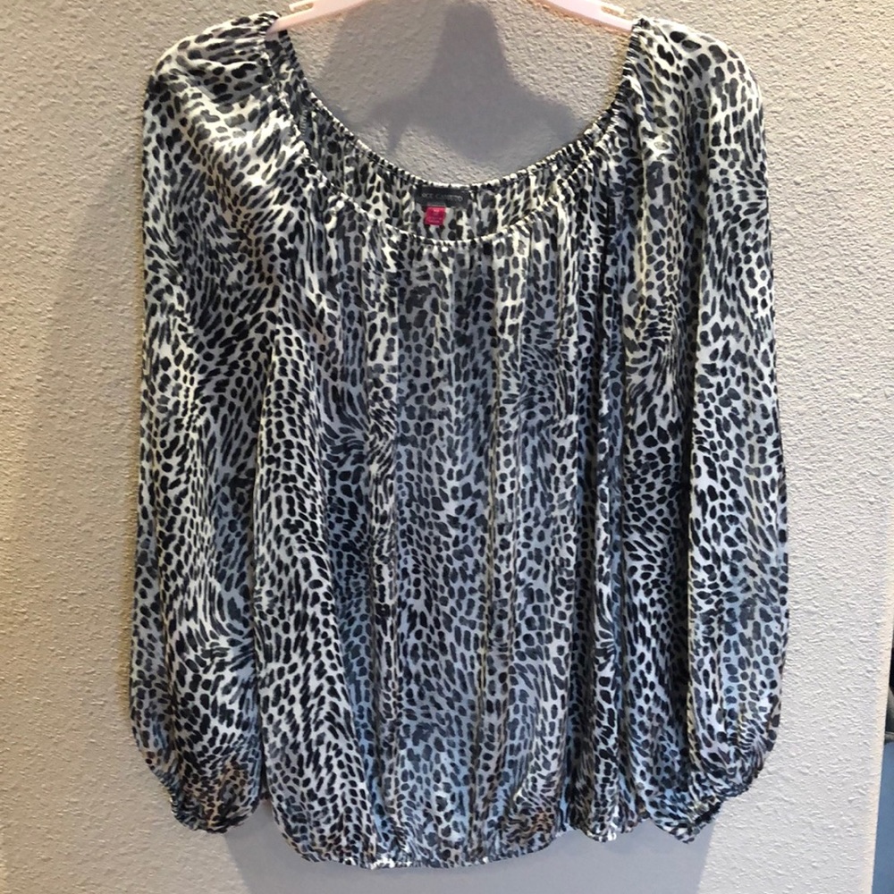 Light Vince Camuto animal print blouse